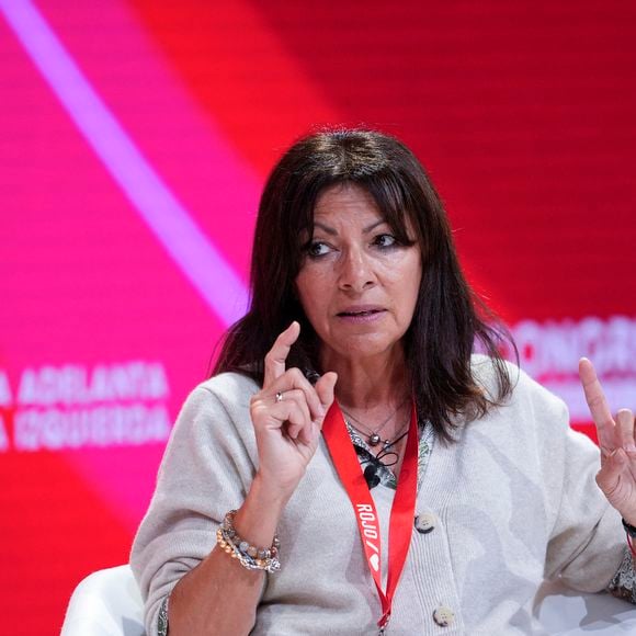 Anne Hidalgo, maire de Paris, s'exprime lors du 41ème Congrès fédéral du Parti socialiste ouvrier espagnol (PSOE) à Séville, le 30 novembre 2024. 
© Rocio Ruz / Europa Press / Bestimage