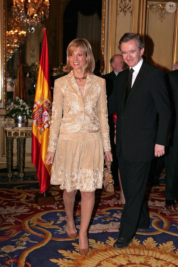 Le PDG de LVMH Bernard Arnault et son épouse Hélène Mercier Arnault arrivent à la réception organisée à l'Ambassade d'Espagne, dans le cadre de la visite d'Etat de trois jours du couple royal à Paris, France, le 28 mars 2006. Photo by Nebinger-Orban/ABACAPRESS.COM