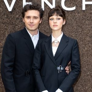 Brooklyn Beckham et sa femme Nicola Peltz au photocall du défilé Givenchy Collection Femme Prêt-à-porter Printemps/Eté 2023 lors de la Fashion Week de Paris (PFW), France, le 2 octobre 2022. © Olivier Borde/Bestimage