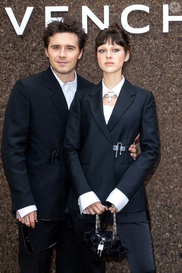 Brooklyn Beckham et sa femme Nicola Peltz au photocall du défilé Givenchy Collection Femme Prêt-à-porter Printemps/Eté 2023 lors de la Fashion Week de Paris (PFW), France, le 2 octobre 2022. © Olivier Borde/Bestimage