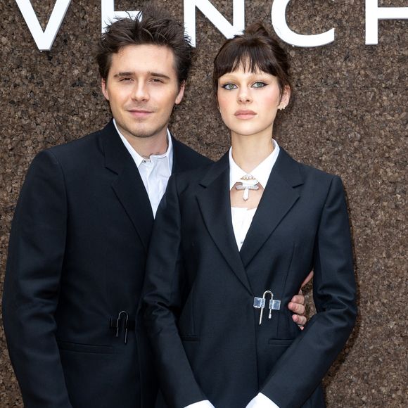 Brooklyn Beckham et sa femme Nicola Peltz au photocall du défilé Givenchy Collection Femme Prêt-à-porter Printemps/Eté 2023 lors de la Fashion Week de Paris (PFW), France, le 2 octobre 2022. © Olivier Borde/Bestimage
