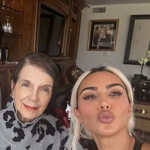 “Ma douce mamie MJ, ma meilleure amie, ma complice de potins, mon double pour toujours... Tu nous as appris à tous l'importance de la famille, et ce sont des valeurs que nous porterons en nous à jamais !!!"
Kim Kardashian a rendu hommage à sa grand-mère sur Instagram