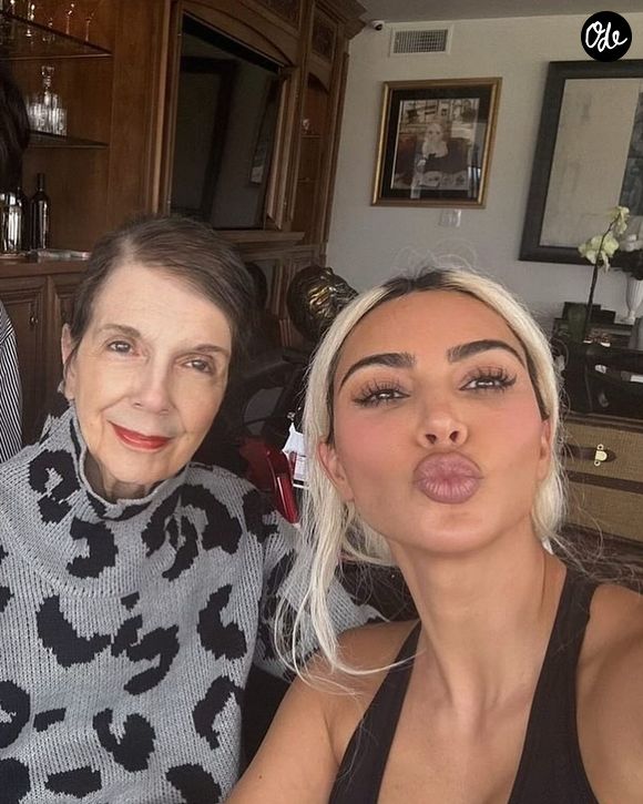 “Ma douce mamie MJ, ma meilleure amie, ma complice de potins, mon double pour toujours... Tu nous as appris à tous l'importance de la famille, et ce sont des valeurs que nous porterons en nous à jamais !!!" 

Kim Kardashian a rendu hommage à sa grand-mère sur Instagram