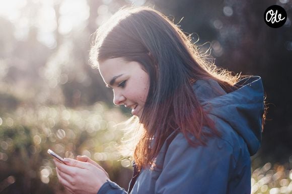 Certaines montres proposent également un contrôle parental, un mode classe et un accès sécurisé à WhatsApp limité aux contacts autorisés.

© Unsplash / Luke Porter