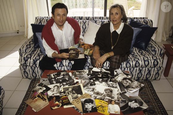 Archives - En France, dans le Midi, Maryse Grimaldi, la première femme de Joe Dassin, chez elle, posant avec Michel Drucker le 4 mars 1994. Michel MARIZY via Bestimage