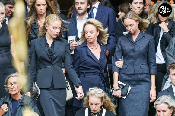 Maria Carolina de Bourbon des Deux-Siciles portait une tenue sobre.

Camilla de Bourbon des Deux-Siciles , ses filles, la princesse Maria Carolina de Bourbon des Deux-Siciles et Maria Chiara de Bourbon des Deux-Siciles - Sortie des obsèques de Mathilde Favier en l'église Saint-Sulpice à Paris le 31 aout 2026. © Dominique Jacovides-Cyril Moreau/Bestimage