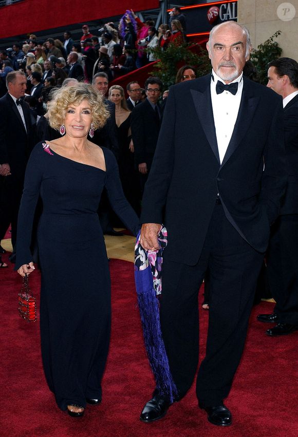 Photo d'archives du 29 février 2004 de Sean Connery et de son épouse Micheline Roquebrune arrivant à la 76e cérémonie annuelle des Oscars à Los Angeles, CA, USA. © Photo de Hahn-Khayat/ABACAPRESS.COM