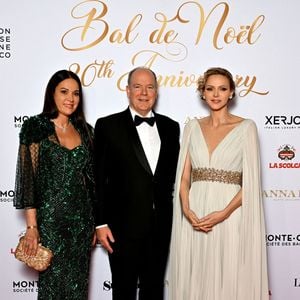 Charlene de Monaco est épaulée par son frère dans ses missions caritatives

Sandrine Knoell, la fondatrice de l'événement, le prince Albert II de Monaco et la princesse Charlene lors du Bal de Noël à la salle Empire de l'hôtel de Paris à Monaco, le 12 décembre 2025. © Bruno Bebert / Bestimage