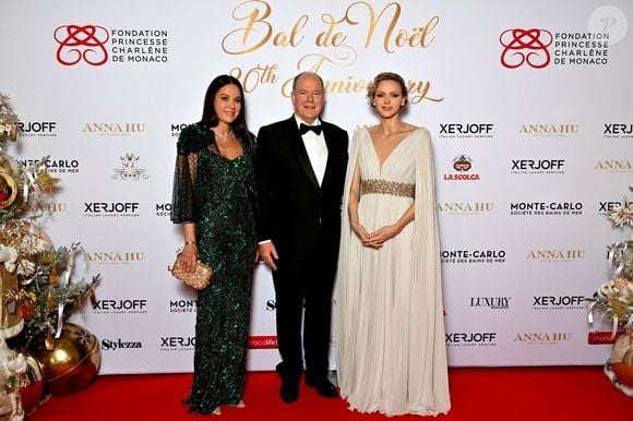 Charlene de Monaco est épaulée par son frère dans ses missions caritatives

Sandrine Knoell, la fondatrice de l'événement, le prince Albert II de Monaco et la princesse Charlene lors du Bal de Noël à la salle Empire de l'hôtel de Paris à Monaco, le 12 décembre 2025. © Bruno Bebert / Bestimage