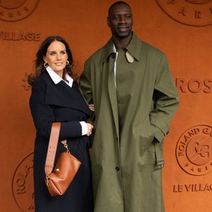 Mais Omar Sy n'a pas baissé les bras et a su regagner le cœur de sa dulcinée. " Il était amoureux, il voulait me reconquérir" a confié celle qui l'a épousé en 2007.

Hélène Sy et Omar Sy posent à Roland-Garros, le 7 juin 2025, à Paris. Photo : Laurent Zabulon/ABACAPRESS.COM