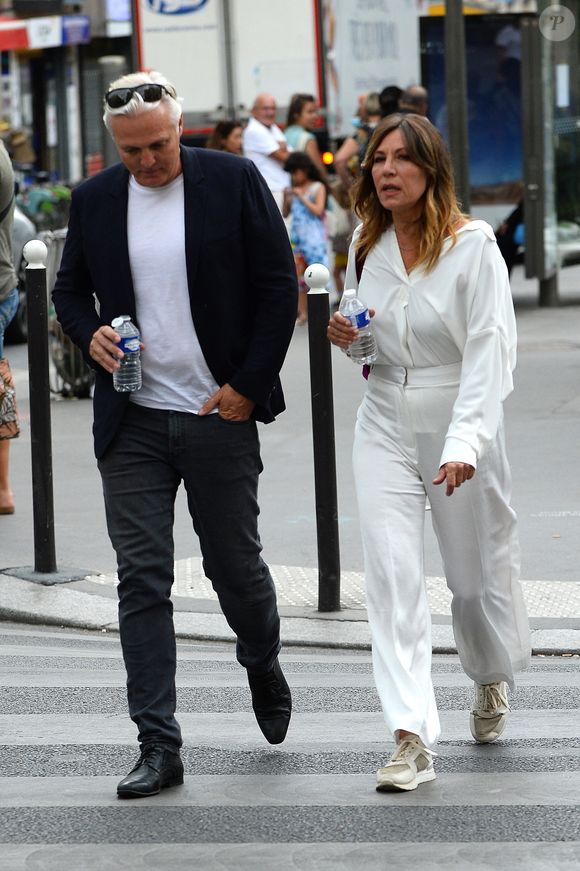 Mathilde Seigner et son compagnon Mathieu Petit - Mariage de Claude Lelouch à la mairie du 18ème à Paris. Le 17 juin 2023. © Agence / Bestimage
