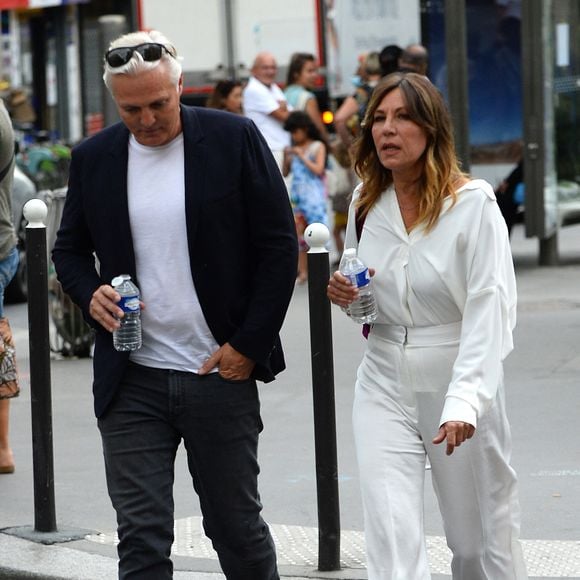 Mathilde Seigner et son compagnon Mathieu Petit - Mariage de Claude Lelouch à la mairie du 18ème à Paris. Le 17 juin 2023. © Agence / Bestimage