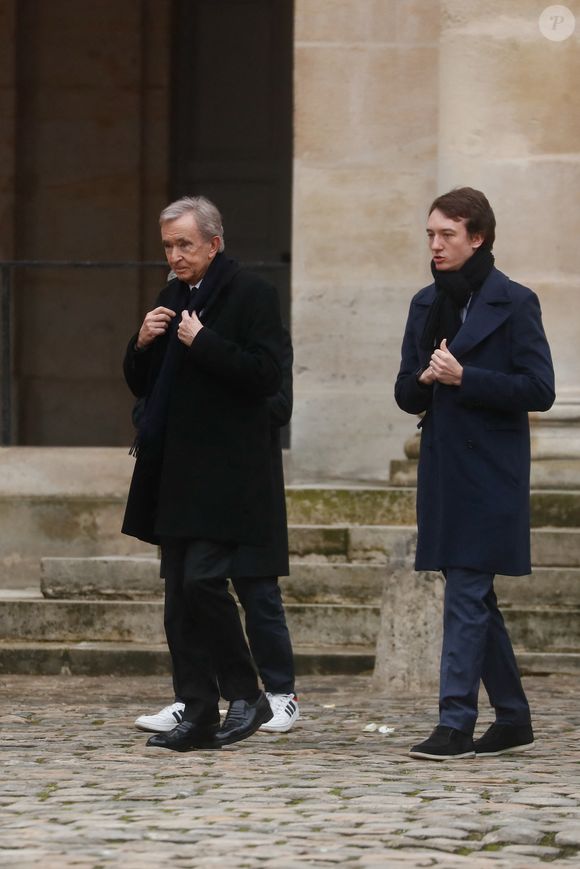 Exclusif - Frédéric Arnault et son père Bernard Arnault  - Sorties des obsèques de Yvon Gattaz (ancien président du Conseil national du patronat français (CNPF), l’ancêtre du MEDEF) en la Cathédrale Saint-Louis-des-Invalides à Paris le 17 décembre 2024. © Christophe Clovis/Bestimage