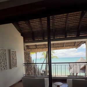 Au menu ? Suite Océan communicante, terrasse/véranda, salle de bain avec baignoire, douche et toilettes japonaises séparées, deux dressings, kitchenette, piscine privée, barbecue, une sélection de produits Acqua di Parma, un home cinéma…

Iris Mittenaere a partagé des images de la villa dans laquelle elle loge à l'île Maurice au Royal Palm Beach Comber, vendredi 20 mars 2026 via Instagram @irismittenaere
