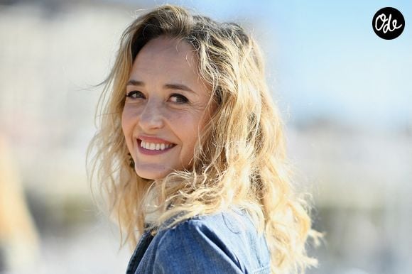 Hélène de Fougerolles explique également avoir adopté un mode de vie très sain pour prendre soin d’elle.

Hélène de Fougerolles assiste à la séance photo de Sam lors du 25e Festival de fiction de La Rochelle, le 15 septembre 2023 à La Rochelle, en France. Photo de Franck Castel/ABACAPRESS.COM