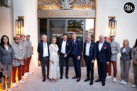 Exclusif - Jean-Philippe Nuel (Architecte d’intérieur), Maud Bailly (Directrice générale Sofitel, MGallery & Emblems), Sébastien Bazin (PDG du groupe Accor), Patrick Bruel, Pierre Gonzalvez (Maire de l’Isle sur la Sorgue), Emmanuel Borla (Directeur de l’hôtel) - Patrick Bruel inaugure son hôtel cinq étoiles "L'Isle de Leos MGallery" à L'Isle-sur-la-Sorgue, France, le 23 septembre 2025. © Jack Tribeca / Bestimage
