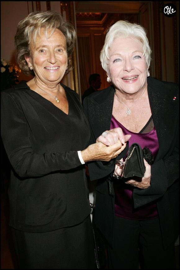 Claude Chirac a remercié l'artiste lors des obsèques pour avoir offert à sa mère « un petit paradis d’amour, de fleurs, et de chant des oiseaux ».

Bernadette Chirac et Line Renaud lors du dîner organisé à l'hôtel Crillon pour célébrer les 50 ans de carrière de Jean-Claude Brialy, les 150 ans du Théâtre des Bouffes-Parisiens et les 20 ans de l'acteur à la tête de l'institution.