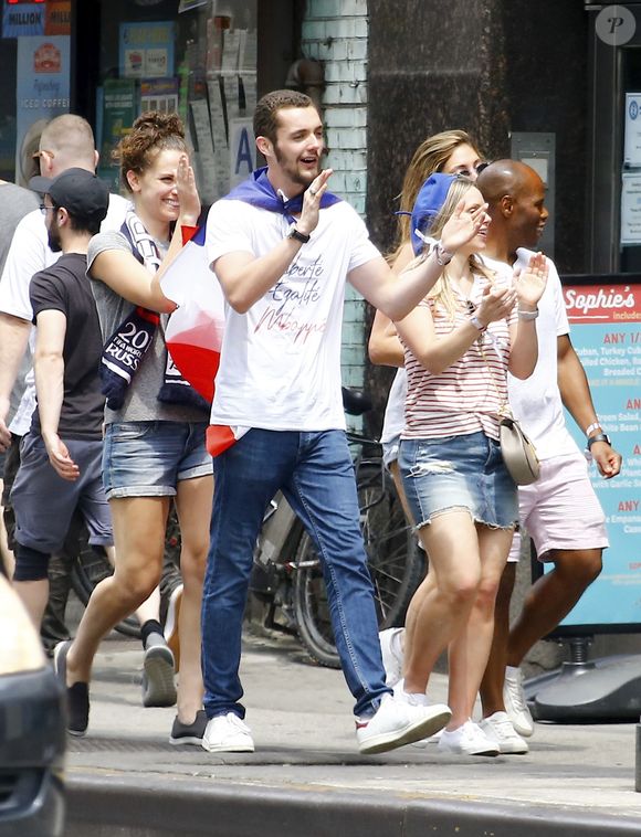 De là à dire qu'il compte bien se construire la même destinée politique que son père, il n'y a qu'un pas.

Exclusif -  Louis Sarkozy est allé regarder le match France-Croatie (4-2) le jour de la finale de la Coupe du Monde de Football 2018 avec sa compagne croate Natali Husic (t-shirt rouge aux couleurs de la Croatie) et des amis au restaurant La Defense à New York, le 15 juillet 2018.