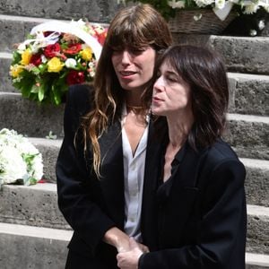 Lou Doillon, Charlotte Gainsbourg - Sorties des obsèques de Jane Birkin en l'église Saint-Roch à Paris. Le 24 juillet 2023
© Jacovides-KD Niko / Bestimage