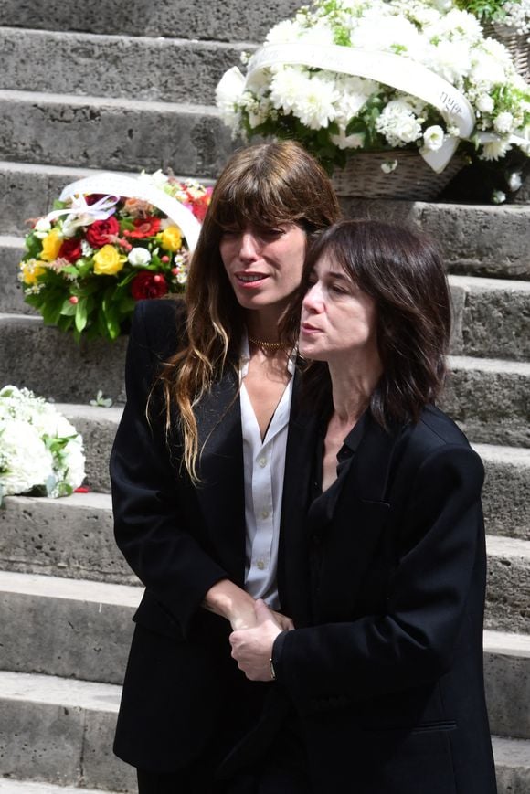 Lou Doillon, Charlotte Gainsbourg - Sorties des obsèques de Jane Birkin en l'église Saint-Roch à Paris. Le 24 juillet 2023
© Jacovides-KD Niko / Bestimage