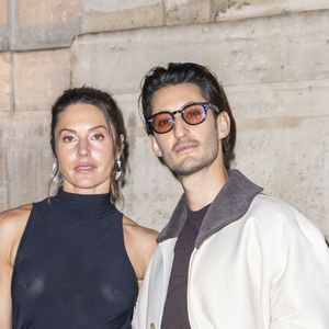Pierre Niney partage la vie de Natasha Andrews, une actrice australienne rencontrée au Cours Florent.

Natasha Andrews, Pierre Niney – Photocall du Défilé de mode Jacquemus Collection Hommes Automne Hiver Printemps-Été dans le cadre de la Fashion Week de Paris, France. © Olivier Borde / Bestimage
