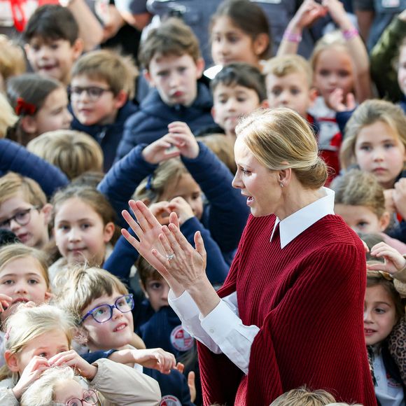 La princesse Charlène de Monaco au Grimaldi Forum, accompagnée du champion monégasque de descente en apnée, Pierre Frolla, et la nouvelle directrice de sa Fondation Mme Anne Boggio, pour accueillir tous les élèves de Cours Préparatoire (CP) de Monaco (316 enfants) pour une matinée de sensibilisation à la prévention de la noyade à Monaco, le 28 novembre 2025. Claudia Albuquerque/Bestimage