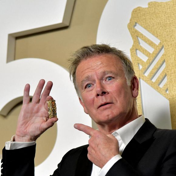 "Je voudrais remercier tous ceux sans qui je n'aurais pas eu ce César, a confié Franck Dubosc, devant une salle hilare. Je pense à Monsieur Jacques Audiard, qui ne m'a jamais engagé sur un de ses films. Ce qui m'a permis, bien sûr, d'avoir toutes mes chances, pour ne pas l'avoir."

Franck Dubosc et son Cesario -  Photocall des lauréats de la 50ème cérémonie des César à l'Olympia à Paris le 28 février 2025. © Dominique Jacovides / Olivier Borde / Bestimage