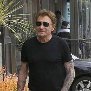 Johnny Hallyday, souriant, très en forme et très amoureux de sa femme Laeticia (béquilles)  sort déjeuner en famille au Water Grill de Santa Monica le 18 mars 2017 pour l'anniversaire de Laeticia qui fête le jour même ses 42 ans.
