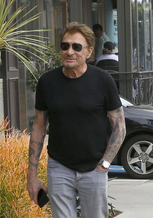 Johnny Hallyday, souriant, très en forme et très amoureux de sa femme Laeticia (béquilles)  sort déjeuner en famille au Water Grill de Santa Monica le 18 mars 2017 pour l'anniversaire de Laeticia qui fête le jour même ses 42 ans.