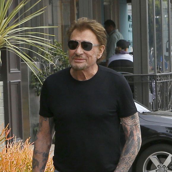 Johnny Hallyday, souriant, très en forme et très amoureux de sa femme Laeticia (béquilles)  sort déjeuner en famille au Water Grill de Santa Monica le 18 mars 2017 pour l'anniversaire de Laeticia qui fête le jour même ses 42 ans.