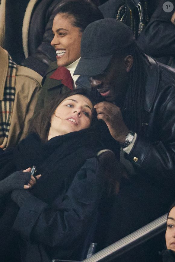 Le chef Mory Sacko et sa femme Emilie - Célébrités dans les tribunes lors du match de Ligue 1 McDonald's opposant le Paris Saint-Germain (PSG) à l'Olympique de Marseille (OM) - (3-1) au Parc des Princes à Paris le 16 mars 2025. © Cyril Moreau/Bestimage