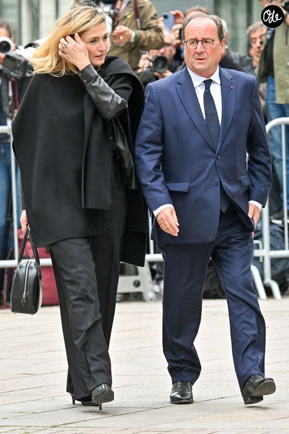 L'ancienne première dame s'est éteinte à l'âge de 93 ans.

François Hollande et son épouse Julie Gayet aux funérailles de B. Chirac à la basilique Sainte-Clotilde à Paris (7e) le 12 juin 2026. L’ancienne première dame de France est décédée le 5 juin 2026 à l’âge de 93 ans. 
© Jacovides / Liewig / Bestimage