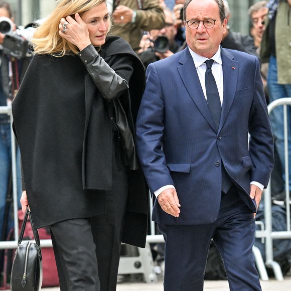 L'ancienne première dame s'est éteinte à l'âge de 93 ans.

François Hollande et son épouse Julie Gayet aux funérailles de B. Chirac à la basilique Sainte-Clotilde à Paris (7e) le 12 juin 2026. L’ancienne première dame de France est décédée le 5 juin 2026 à l’âge de 93 ans. 
© Jacovides / Liewig / Bestimage