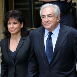 En effet, si le grand public connaît principalement l'histoire de la journaliste avec Dominique Strauss-Kahn, elle a d'abord été mariée à un autre homme... 

Dominique Strauss-Kahn, ancien directeur général du Fonds monétaire international, accompagné de son ex-épouse Anne Sinclair, quitte le tribunal pénal de Manhattan le 6 juin 2011 à New York, NY, États-Unis. Photo de Monika Graff/Upi/Abaca