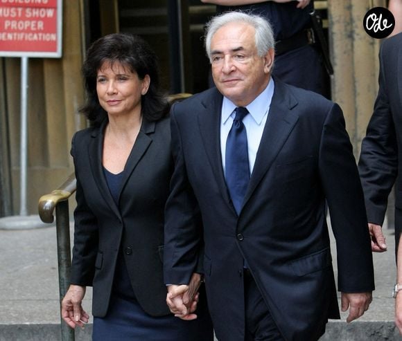 En effet, si le grand public connaît principalement l'histoire de la journaliste avec Dominique Strauss-Kahn, elle a d'abord été mariée à un autre homme... 

Dominique Strauss-Kahn, ancien directeur général du Fonds monétaire international, accompagné de son ex-épouse Anne Sinclair, quitte le tribunal pénal de Manhattan le 6 juin 2011 à New York, NY, États-Unis. Photo de Monika Graff/Upi/Abaca