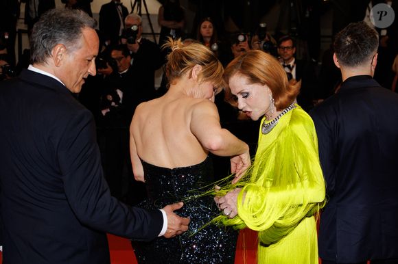 “Problèmes d’actrices. Catastrophe sur Red carpet”, s’amuse la consœur d’Isabelle Huppert

Thierry Klifa, Marina Foïs, Isabelle Huppert - Montée des marches du film « La femme la plus riche du monde » lors du 78ème Festival International du Film de Cannes, au Palais des Festivals à Cannes. Le 18 mai 2025
© Jacovides-Moreau / Bestimage