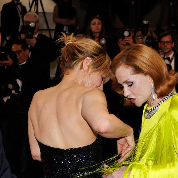 “Problèmes d’actrices. Catastrophe sur Red carpet”, s’amuse la consœur d’Isabelle Huppert

Thierry Klifa, Marina Foïs, Isabelle Huppert - Montée des marches du film « La femme la plus riche du monde » lors du 78ème Festival International du Film de Cannes, au Palais des Festivals à Cannes. Le 18 mai 2025
© Jacovides-Moreau / Bestimage
