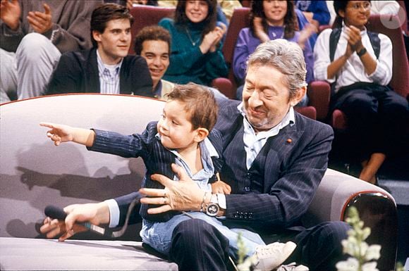 Archives - En France, à Paris, Serge GAINSBOURG tenant son fils Lulu sur ses genoux en novembre 1988.  © Bernard Leguay via Bestimage