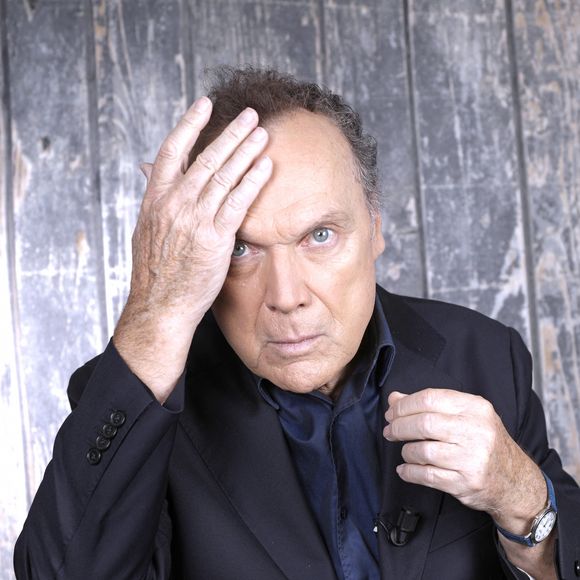 "Moi je n’y suis pour rien, je n’y suis plus depuis quelques années maintenant. C’est un autre qui a pris ma place. Mais je m’aperçois qu’il l’a flinguée, puisque ça s’arrête .", a-t-il ajouté.

Exclusif - Portrait de Julien Lepers lors de l'enregistrement de l'émission "Chez Jordan de Luxe" à Paris. Le 8 octobre 2024 © Cédric Perrin / Bestimage