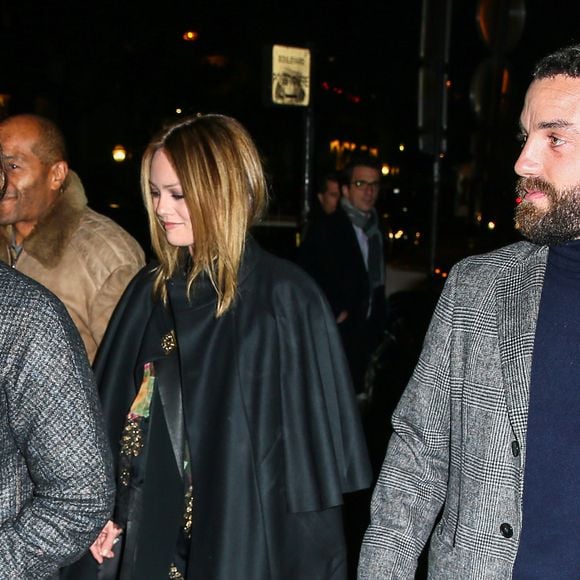 Lily-Rose Depp arrive à l'avant-première du film "Planetarium" avec sa mère Vanessa Paradis, sa tante Alysson Paradis et son compagnon Guillaume Gouix au Grand Rex à Paris, le 8 novembre 2016.