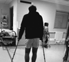 Sa femme, Sophie Tapie, l’a rejoint à l’hôpital et a partagé une photo de lui avec des béquilles, montrant son pied blessé.

Baptiste Germain s'est blessé lors de son dernier match de rugby