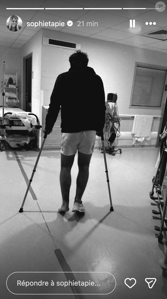 Sa femme, Sophie Tapie, l’a rejoint à l’hôpital et a partagé une photo de lui avec des béquilles, montrant son pied blessé.

Baptiste Germain s'est blessé lors de son dernier match de rugby
