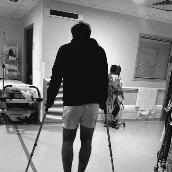 Sa femme, Sophie Tapie, l’a rejoint à l’hôpital et a partagé une photo de lui avec des béquilles, montrant son pied blessé.

Baptiste Germain s'est blessé lors de son dernier match de rugby