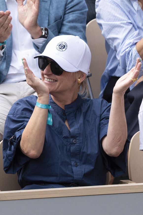 Anne-Elisabeth Lemoine en tribunes lors des Internationaux de France de Tennis de Roland Garros 2025, à Paris, France, le 7 juin 2025. © Cyril Moreau/Bestimage