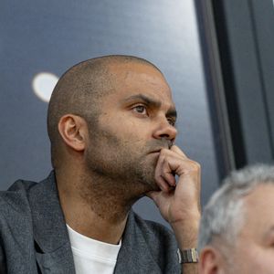 Mais derrière cette réussite se cache une profonde blessure survenue pendant sa tendre enfance.

Tony Parker assiste au match LDLC ASVEL vs Roca Team AS Monaco, à l’Astroballe de Villeurbanne, le 17 février 2026.

© Sandrine Thesillat / PsNewZ