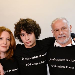 Une période extrêmement difficile pour ses parents, qui ont pourtant refusé de baisser les bras.

Exclusif - Francis Perrin, sa femme Gersende et leur fils Louis atteint d'autisme - Mobilisation des people pour l'association SOS Autisme en France lors d'un shooting au studio Invisu à Paris, le 7 et 8 février 2016. © Rachid Bellak/Bestimage # No web/No blog pour Belgique/Suisse | 00287466