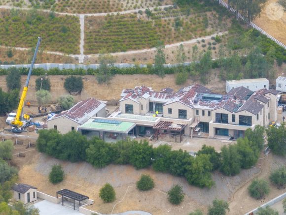 EXCLUSIF Hidden Hills, Californie – Photo prise le 5 juin 2025 – Cinq ans plus tard, Kylie Jenner a révélé qu'elle était prête à emménager dans son immense manoir de Hidden Hills, doté d'un bunker souterrain. Backgrid USA / Bestimage. Backgrid USA / Bestimage