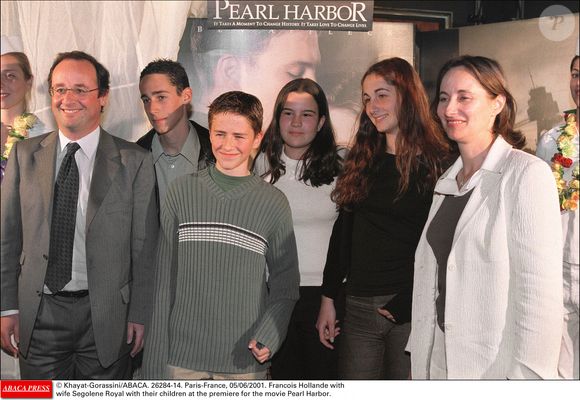 François Hollande et Ségolène Royal avec leurs enfants lors de la première du film Pearl Harbor à Paris, France, le 5 juin 2001. Crédit Khayat-Gorassini/Abaca