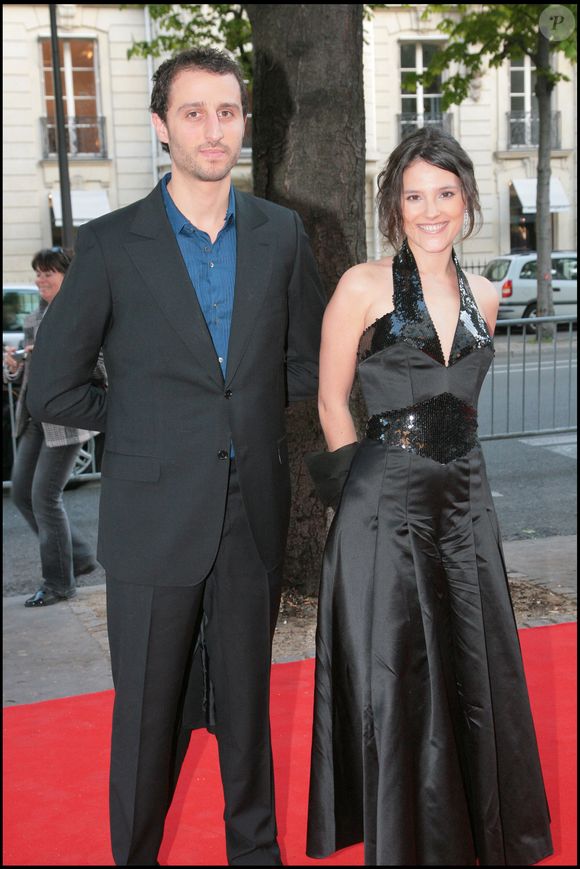 Aujourd'hui séparés, ils gèrent l'éducation de leurs deux enfants, Isaac et Amalia, d'une main de maître. 

Virginie Ledoyen et Arié Elmaleh
