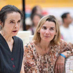 Les deux sœurs sont très fusionnelles. 
Amélie Nothomb et Juliette Nothomb participent au Salon du livre de Paris (Festival du Livre de Paris) au Grand Palais de Paris, France, le 12 avril 2025. Photo d'Aurore Marechal/ABACAPRESS.COM
